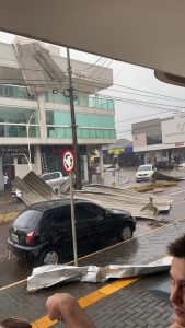 Destruição causada por tempora, em Cafelândia: ventos acima de 100 km/h arrancaram coberturas e árvores no centro e nos bairros